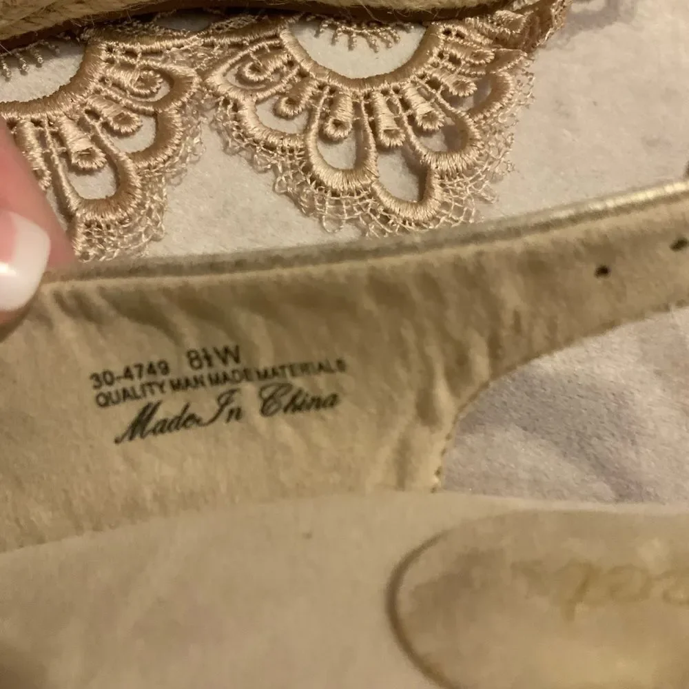 8.5W Gold Easy Street Espadrilles EUC